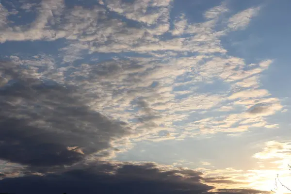 Mooie Bewolkte Hemel Bij Zonsopgang Grijs Witte Heldere Wolken Een — Stockfoto