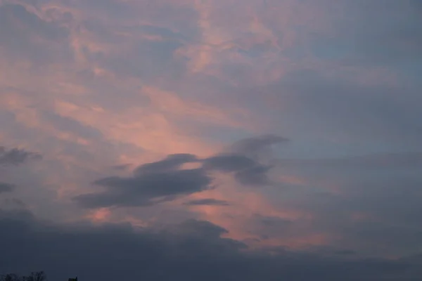 ピンクの曇天空天と地の景色美しい夕日の空 — ストック写真