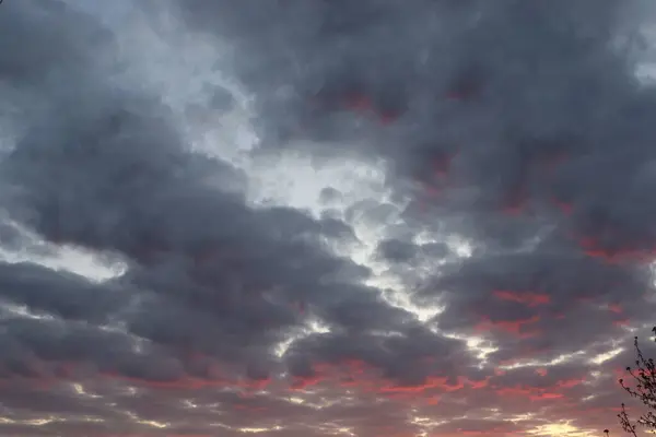 ピンクの曇天空天と地の景色美しい夕日の空 — ストック写真