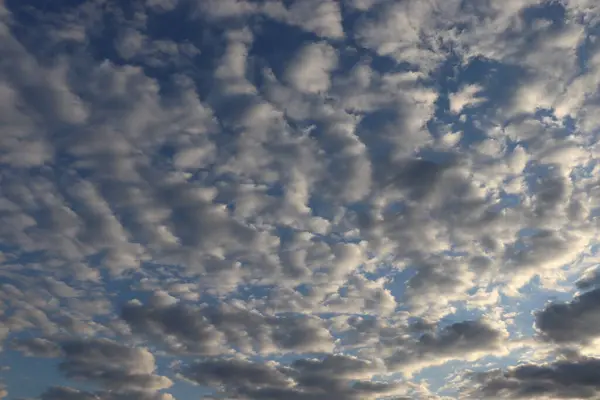 Schöne Strahlend Weiße Und Graue Wolken Blauen Himmel — Stockfoto