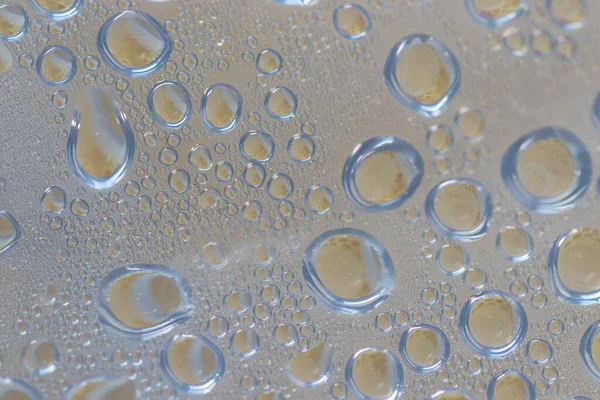 水滴在透明的塑料表面上 宏观上看水 — 图库照片
