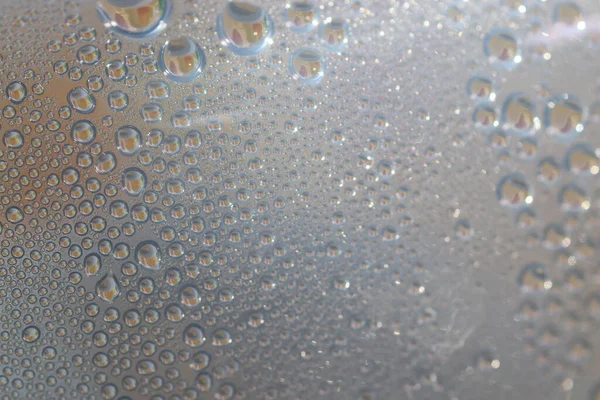 플라스틱 표면에 물방울이 떨어지면서 규모로 보인다 — 스톡 사진