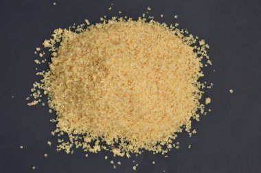 Siyah arkaplanda izole edilmiş koyu şeker.