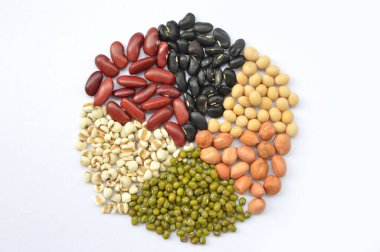 Tahıl, tohum, siyah susamlı fasulye, beyaz susam ve arpa. Bir grup fasulye, yer fıstığı, soya fasulyesi, darı, fasulye ve kırmızı fasulye. beyaz arkaplanda izole.