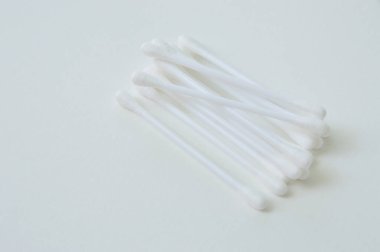 Beyaz arkaplanda pamuk tomurcukları izole.