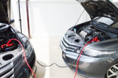 Arabanın şarj aküsünün bulanık arkaplan görüntüsü başka bir arabaya.