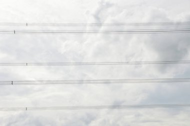 Gökyüzü ile Yüksek Voltaj Kabloları