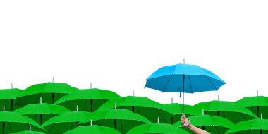 İş dünyasındaki liderliğe adım atmanın farkı. Birçok yeşil şemsiye üzerinde mavi bir şemsiye tutan bir adam eli. Yağmur yağıyor. yan görünüm.