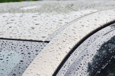 Altın arabanın çatısına düşen yağmur damlası, odaklan
