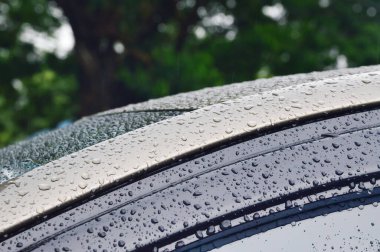 Altın arabanın çatısına düşen yağmur damlası, odaklan