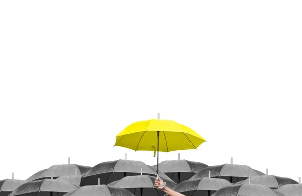 Parapluie Jaune Sur Parapluies Sombres Sur Fond Blanc Différence Passer — Photo