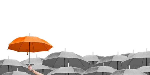 Oranje Paraplu Donkere Paraplu Witte Achtergrond Het Verschil Stappen Naar — Stockfoto
