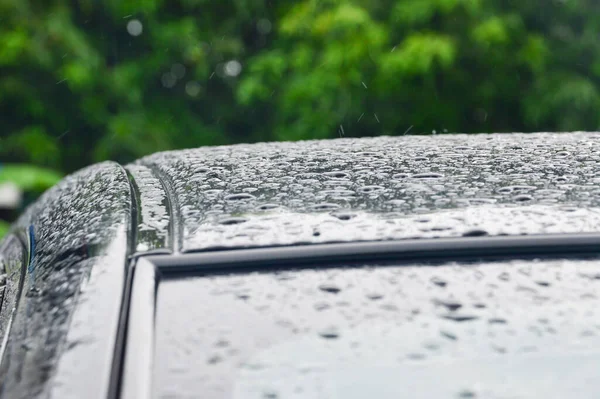 Πτώση Βροχής Στην Οροφή Του Χρυσού Αυτοκινήτου Επιλέξτε Εστίαση — Φωτογραφία Αρχείου