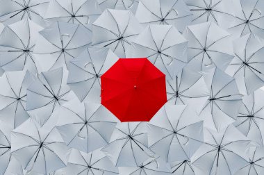 Normal bir kırmızı şemsiye ters dönmüş beyaz şemsiyelerden farklıdır, farklı kavramlar, iş konsepti, lider, kırmızı şemsiye yağmuru koruyabilir, beyaz şemsiyeler yağmuru koruyamaz, Top view.