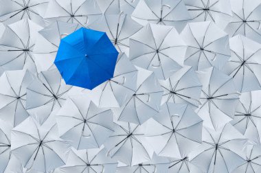 Normal bir mavi şemsiye ters dönmüş gri şemsiyelerden farklıdır, farklı konseptler, iş konsepti, lider, mavi şemsiye yağmuru koruyabilir, gri şemsiyeler yağmuru koruyamaz, Top view.