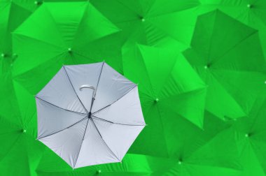 Ters dönmüş gri şemsiye, yeşil şemsiyelerden farklıdır, farklı konseptler olmak, iş konsepti, başarısızlık ya da hata, iflas, başarısız olan bir kişi,.