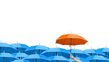 İş dünyasındaki liderliğe adım atmanın farkı. Mavi şemsiyeler üzerinde turuncu bir şemsiyeyi tutan el. Yağmur yağıyor. Yan görünüş. beyaz arkaplanda izole