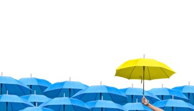 İş dünyasındaki liderliğe adım atmanın farkı. Sarı şemsiyeyi mavi şemsiyelerin üzerinde tutan el. Yağmur yağıyor. Yan görünüş. beyaz arkaplanda izole