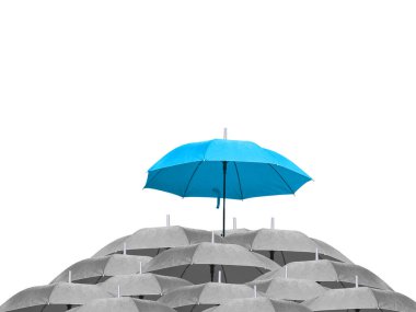 Beyaz arka planda siyah şemsiyeler üzerine mavi şemsiye. İş dünyasındaki liderliğe yükselmek arasındaki fark..