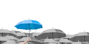 Koyu şemsiyeler üzerinde mavi bir şemsiye tutan bir el. İş hayatında farklı bir kavram.. 