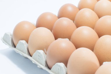 Tepside yumurtalar yakın.