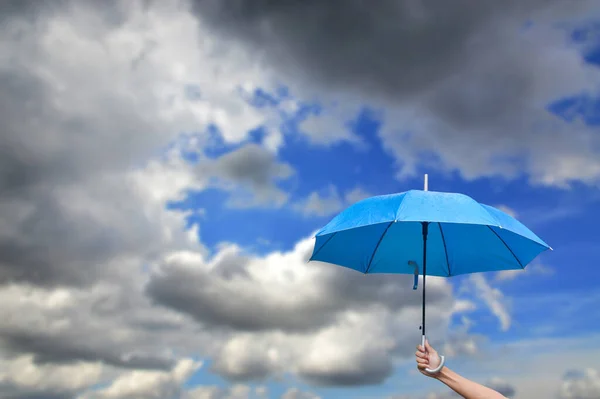 Mão Homem Segurando Guarda Chuva Azul Dia Chuvoso Com Céu — Fotografia de Stock