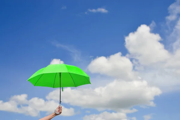 Mão Homem Segurando Guarda Chuva Verde Céu Nuvens Fundo — Fotografia de Stock
