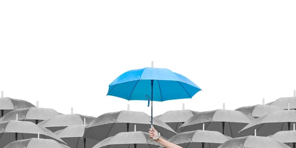 Guarda Chuva Azul Sobre Guarda Chuvas Escuros Fundo Branco Diferença — Fotografia de Stock