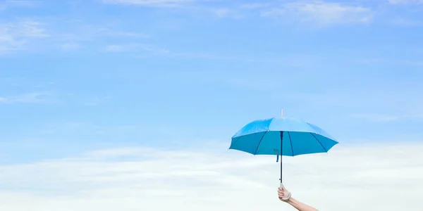 Рука Человека Голубым Зонтиком Дождливый День Фоне Неба Облаков — стоковое фото