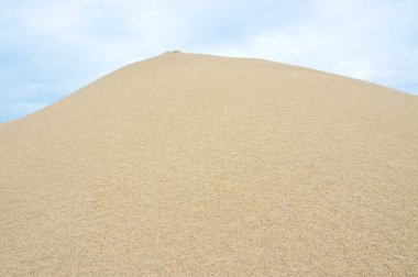Gökyüzü arkaplanlı kum yığını