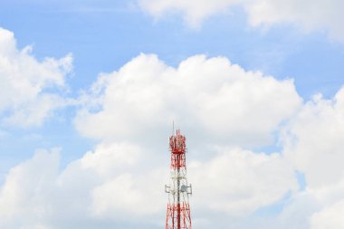 Gökyüzü ile telekomünikasyon kulesi ve telefon vericisi