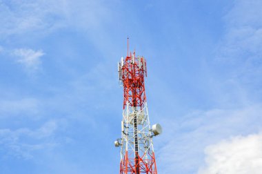 Gökyüzü ile telekomünikasyon kulesi ve telefon vericisi