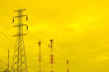 Telekomünikasyon Kulesi ve Telefon Vericisi ve altın gökyüzü ile yüksek voltaj direği