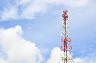 Gökyüzü ile telekomünikasyon kulesi ve telefon vericisi