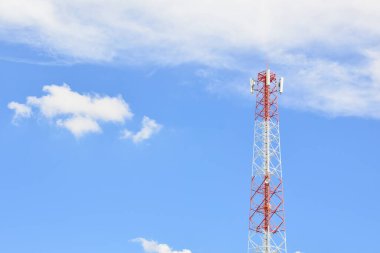 Gökyüzü ile telekomünikasyon kulesi ve telefon vericisi
