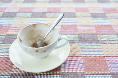 Renkli kumaş arka planda kahve içmeyi bitirdim.