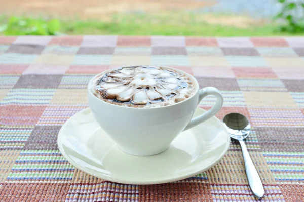 Een Kopje Koffie Met Bloemenpatroon Een Witte Beker Een Lepel — Stockfoto