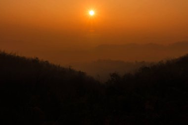 Güneşin doğuşuyla siluet dağları sabah
