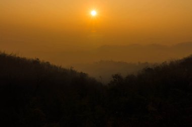 Gün doğumunda dağın silueti