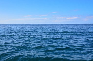 Deniz dalgası ve mavi gökyüzü