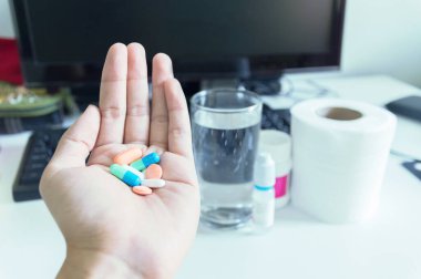 Elinde ilaçla ilaç alıyordun. Bulanık camlar içme suyu ve ilaç şişeleri ve kağıt mendil ve bilgisayar geçmişi