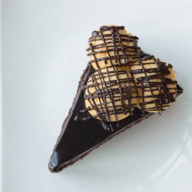 Üstü beyaz tabakta olan lezzetli çikolatalı pasta, yakın çekim.