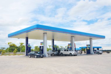 Benzin istasyonunun bulanık görüntüsü