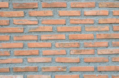 Beton zemin kapaklı kırmızı tuğla duvar