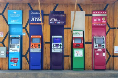 CHIANGMAI, THAILAND - 3 Mayıs 2018: İş parkındaki ATM ve nakit para bankaları