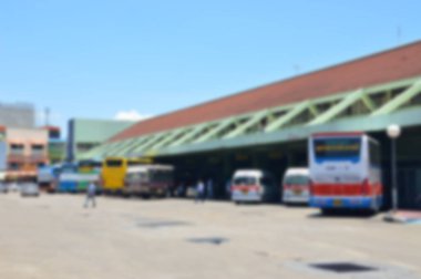Gündüz otobüs durağının bulanık görüntüsü