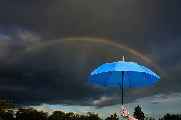 Mão Segurando Guarda Chuva Azul Dia Chuvoso Com Céu Escuro — Fotografia de Stock