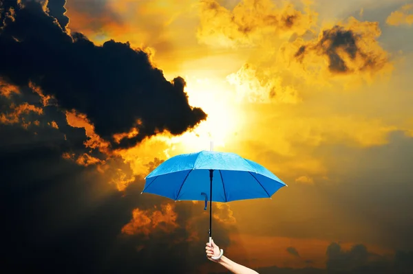 Mão Segurando Guarda Chuva Azul Sol Nuvens Durante Todo Dia — Fotografia de Stock
