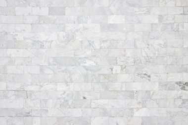 Yüksek çözünürlüklü beyaz mermer duvar deseni. Desen ve arkaplan olarak mermer kullanımdan yapılmış tuğla duvar.