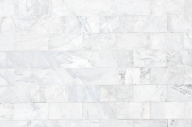Yüksek çözünürlüklü beyaz mermer duvar deseni. Desen ve arkaplan olarak mermer kullanımdan yapılmış tuğla duvar.